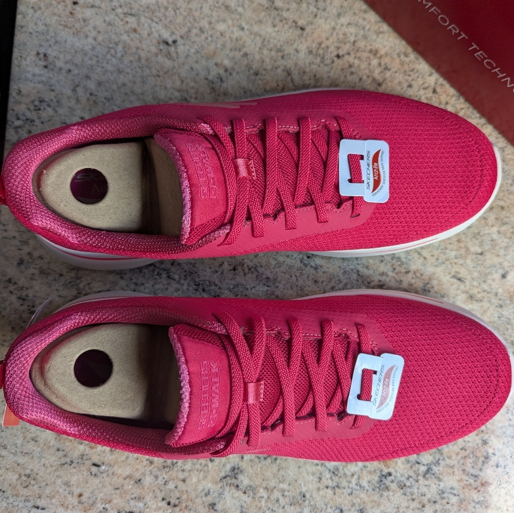 New Skechers GoWalk Arch Fit Shoes Size 12 Wide Width